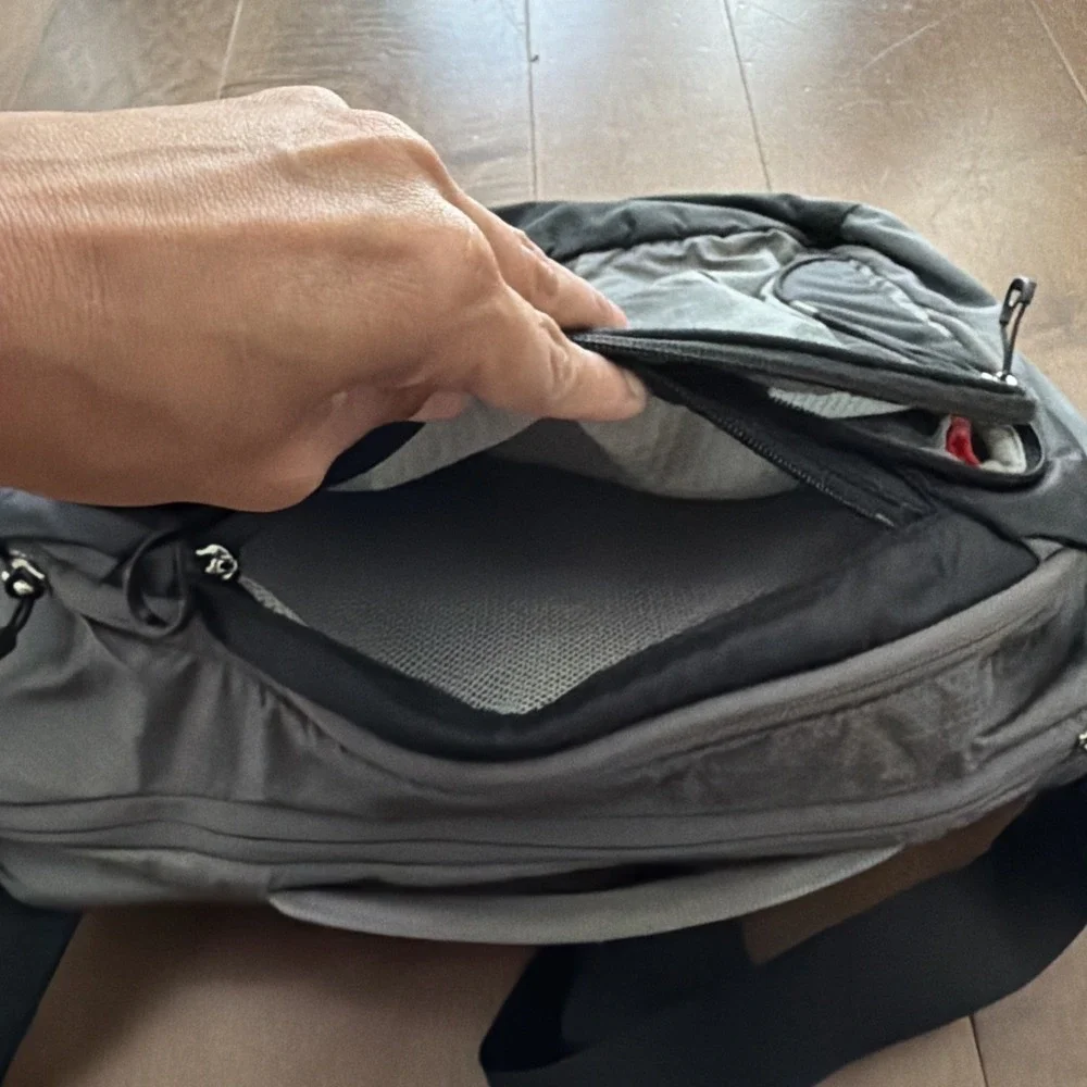 Osprey Ozone Courier Black Messenger Computer Bag 20L 15